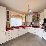 Villa Beautiful 4-bedroom With Garden And Pool *