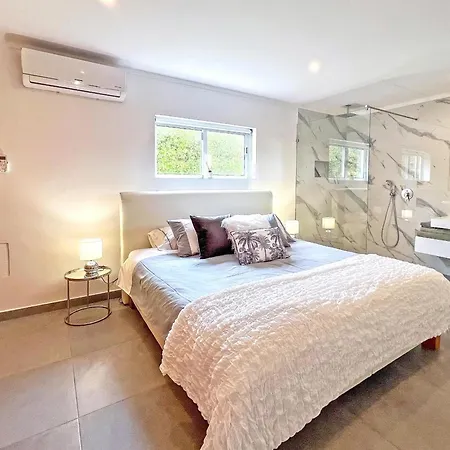 Beautiful 4-bedroom With Garden And Pool 别墅 *