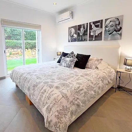 Beautiful 4-bedroom With Garden And Pool 别墅
