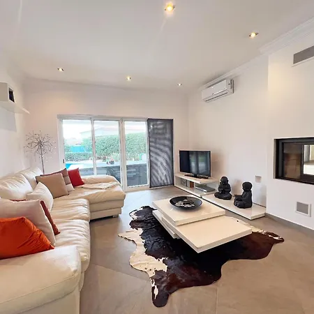 Beautiful 4-bedroom With Garden And Pool 别墅