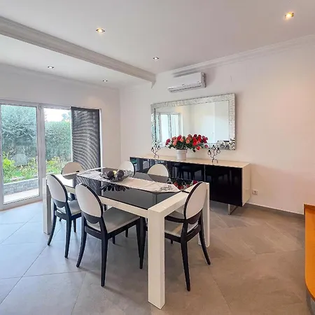 Beautiful 4-bedroom With Garden And Pool *