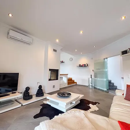 Βίλα Beautiful 4-bedroom With Garden And Pool *