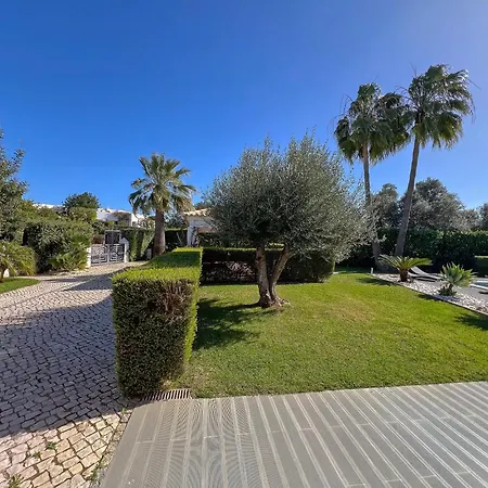 Beautiful 4-bedroom With Garden And Pool Βίλα Αλμπουφέιρα