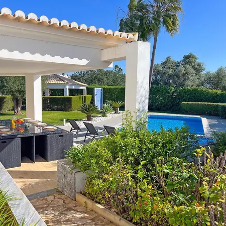 Beautiful 4-bedroom With Garden And Pool Βίλα *
