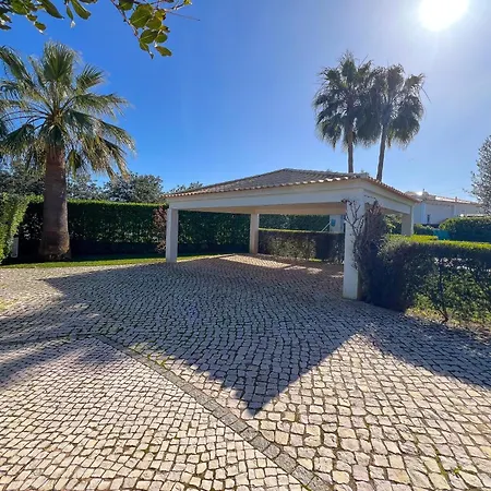 Βίλα Beautiful 4-bedroom With Garden And Pool *