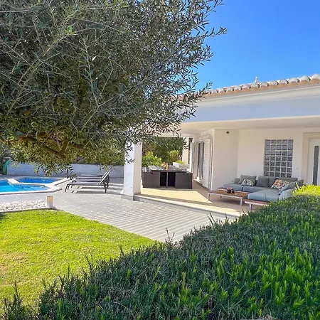 Βίλα Beautiful 4-bedroom With Garden And Pool Αλμπουφέιρα