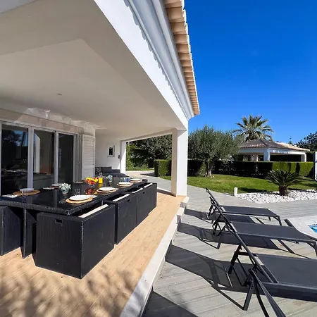 Beautiful 4-bedroom With Garden And Pool Αλμπουφέιρα
