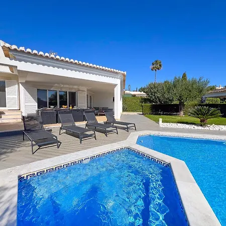 Beautiful 4-bedroom With Garden And Pool Βίλα *