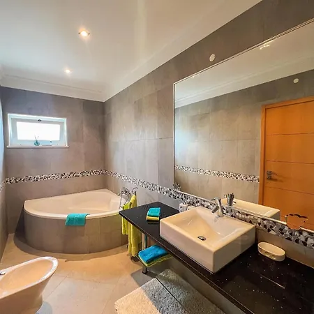 Beautiful 4-bedroom With Garden&pool