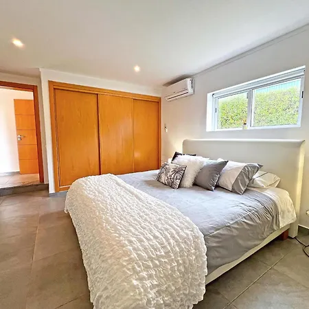 Villa Beautiful 4-bedroom With Garden And Pool